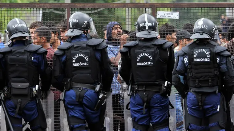 Migranti preskaču ogradu, policija bacila suzavac