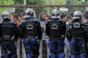 Migranti preskaču ogradu, policija bacila suzavac