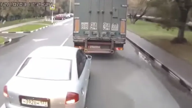 Evo zašto nije pametno pokazati srednji prst kamiondžiji