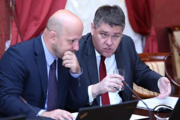 "Banke su uzele bonuse i otišle, a građane pustile da grcaju u dugovima"