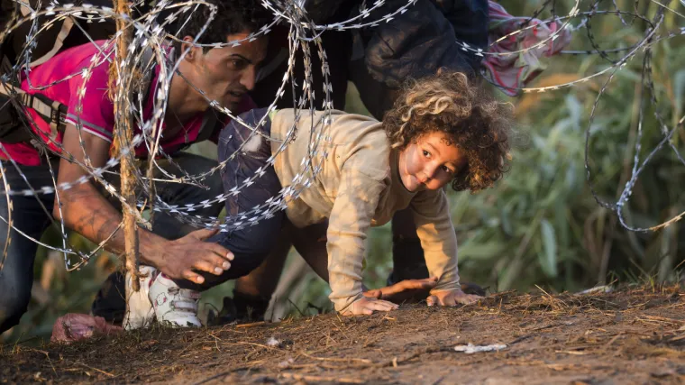 Broj izbjeglica koje dolaze u Mađarsku i dalje rekordno visok unatoč bodljikavoj žici