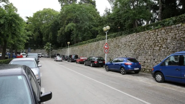 Mladić pao sa zidina u Zadru i slomio nogu