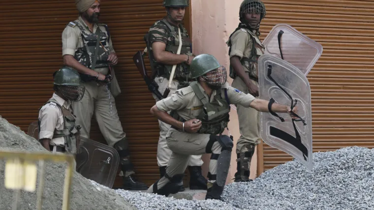 U pucnjavi na indijsko-pakistanskoj granici poginulo najmanje deset, a ranjeno pedesetak ljudi