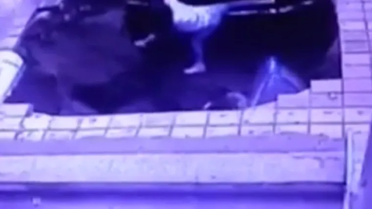 Čekali autobus i samo odjednom propali u rupu duboku dva metra!