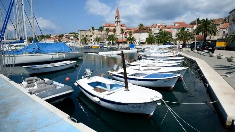 U marini uz obalu pronađeno tijelo nepoznatog muškarca