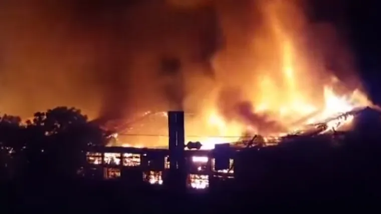 Vatra progutala tvornicu: odjekivale su eksplozije, dva vatrogasca ozlijeđena