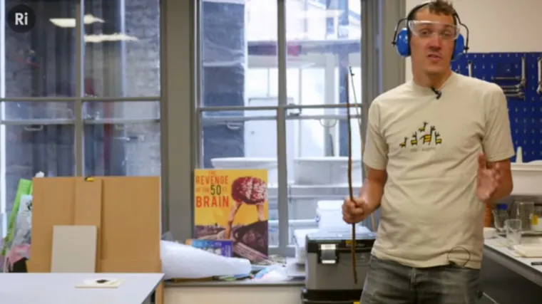 Štapom tukli po tvari koja eksplodira i kad muha sleti na nju