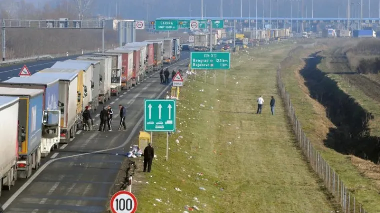 Ogromna gužva na Bajakovu: na ulaz iz Srbije u Hrvatsku čeka se tri sata