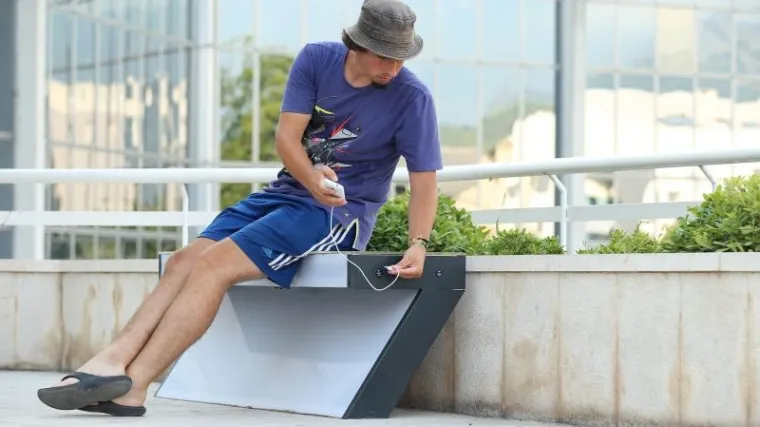 Inovacija mladog Solinjanina: i Split dobio dvije 'pametne klupe' na kojima se mogu puniti mobiteli!