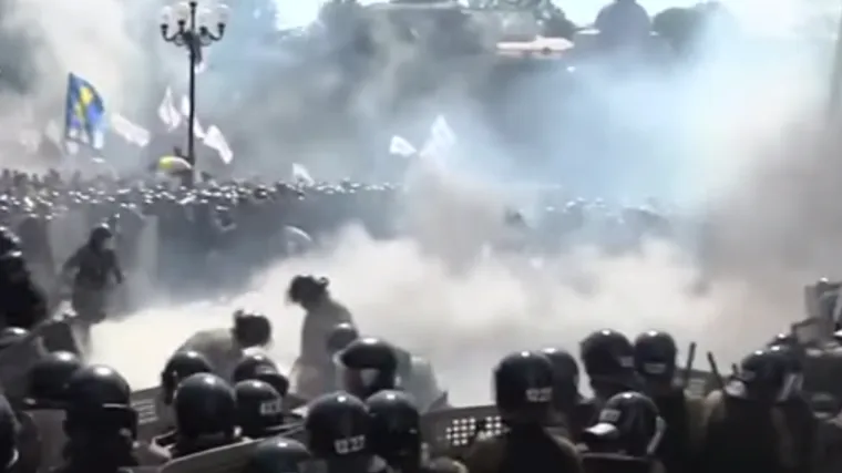 Poginuo jedan gardist, 90 policajaca ranjeno