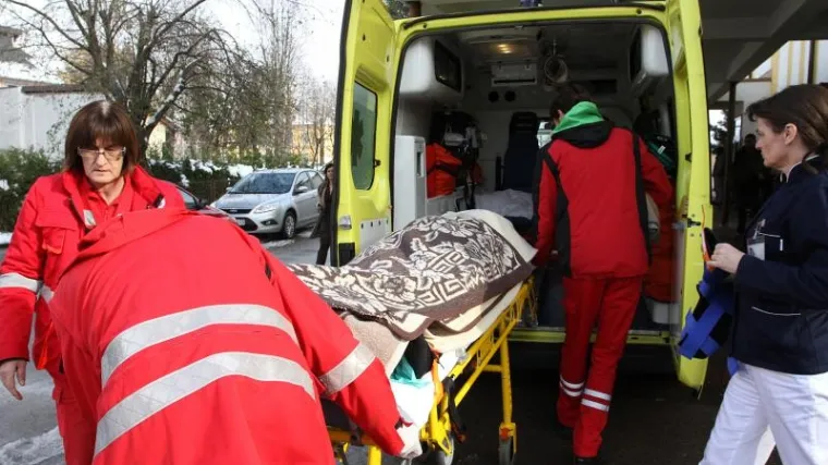 U prometnoj nesreći dva automobila stradali slučajni prolaznici - majka i beba u kolicima