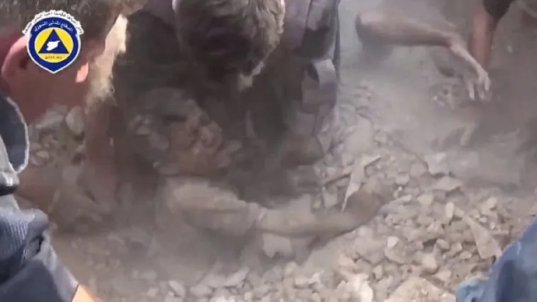Izvučen iz ralja smrti: pogledajte potresne fotografije izvlačenja dječaka nakon eksplozije u Siriji