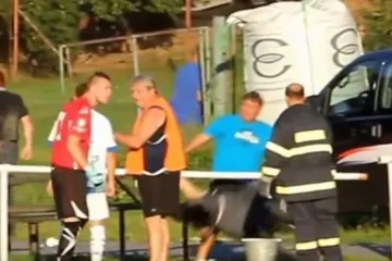 Huligan s fudbalerkom nokautirao ženu