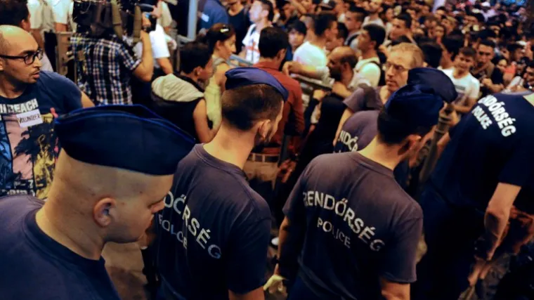 Mađari otvorila kolodvor Keleti, no ne pu&scaron;taju izbjeglice koje su izvan zgrade