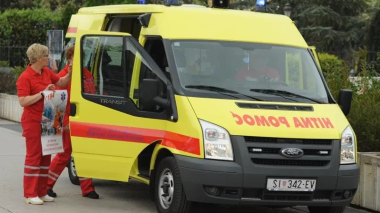 Pretjerao s alkoholom pa zaradio te&scaron;ke ozljede: potpuno pijani mladić pao s krova apartmana