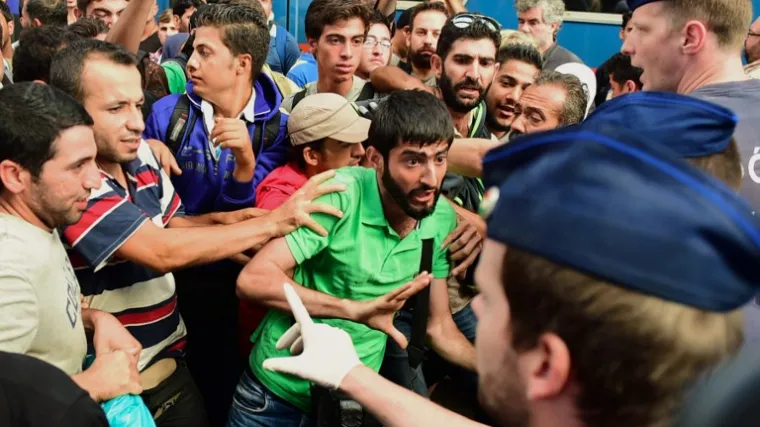 Izbjeglice prosvjeduju u Budimpe&scaron;ti, tisuće novih iskrcale se u Grčkoj