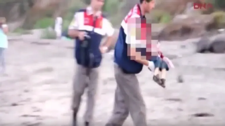 Fotografija mrtvog dječačića čije je tijelo more izbacilo na plažu obi&scaron;la svijet