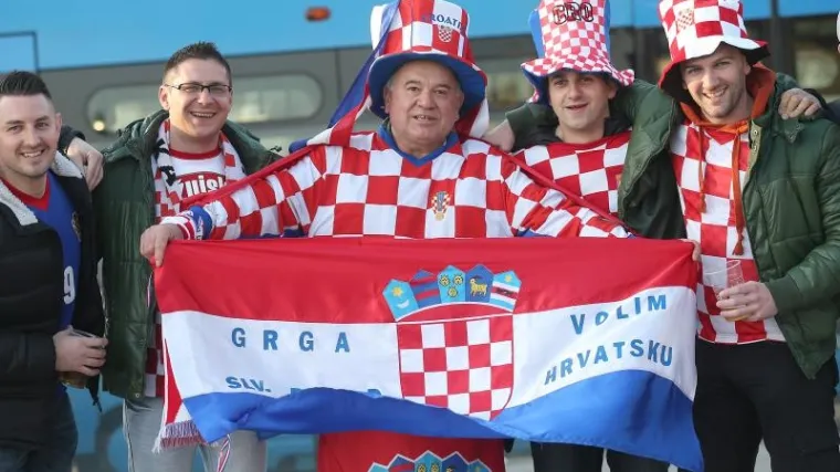 Hrvatski navijači se ipak s obilježjima probili na tribine