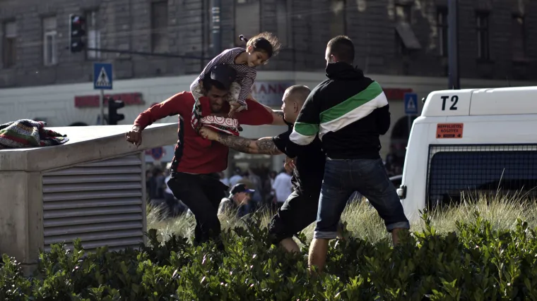 Izbjeglice pje&scaron;ice mar&scaron;irali prema Austriji, huligani napali migrante u Budimpe&scaron;ti!