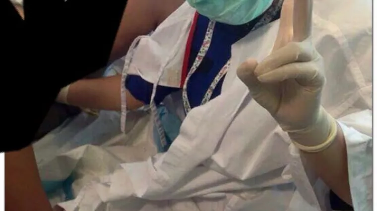 Snimio 'selfie' dok je pregledavao trudnicu, s rukom u...