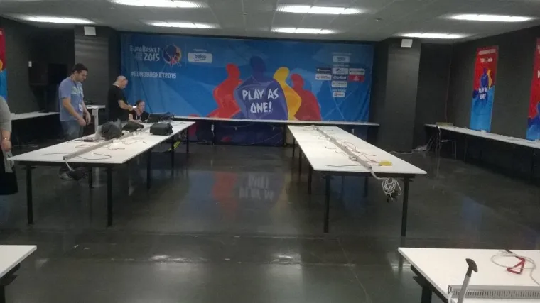 Press centar bez interneta i stolaca!