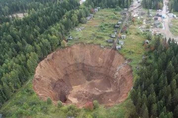 Divovska jama se širi i guta kuću za kućom