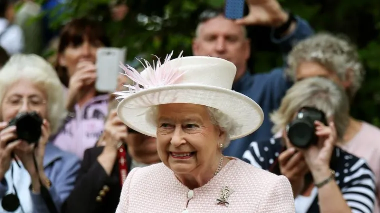 Jeste li znali da kraljica Elizabeta II. može voziti bez dozvole, slavi dva rođendana i ne može biti uhićena?