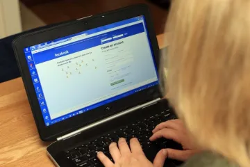 Želite li osnažiti svoj odnos s partnerom ili partnericom hitno se 'odfrendajte' s Facebooka