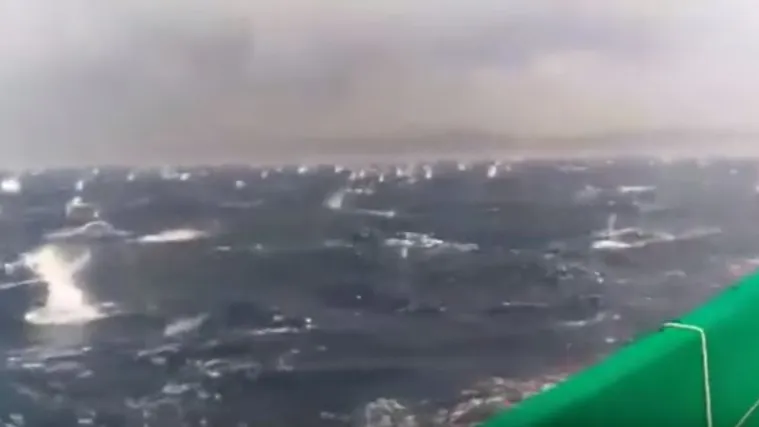 Pogledajte kako su ribari jedva spasili živu glavu - drugi put na more idu s kacigom!