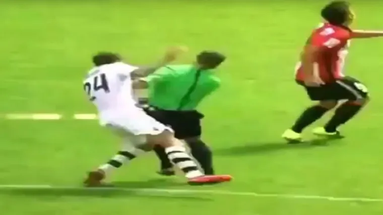 Pogledajte kako je sudac poput tenka razvalio igrača