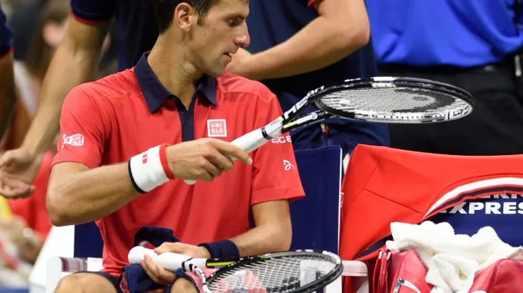 Mučile ga leće, razbio reket, gazio torbu i pokazao uho publici