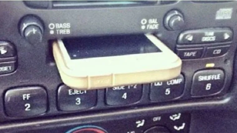 "Moj prijatelj je mislio da je auto kasetofon punjač za iPhone"