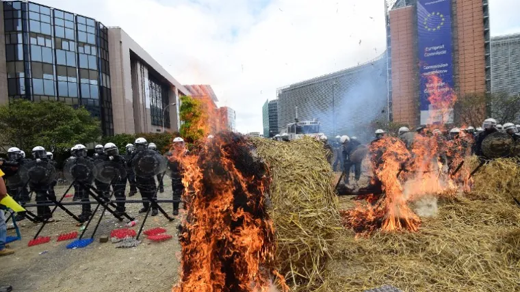 Seljaci jajima gađali policiju pa zapalili bale sijena