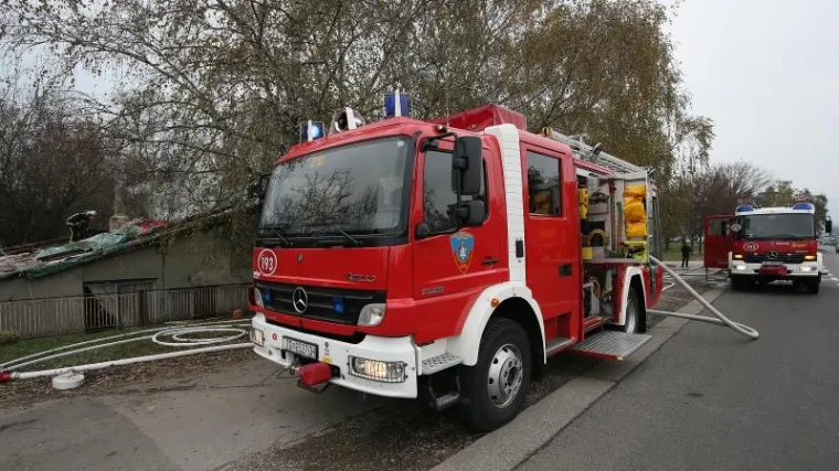 Požar zahvatio tri kuće u Sarajevu, smrtno stradala starija žena