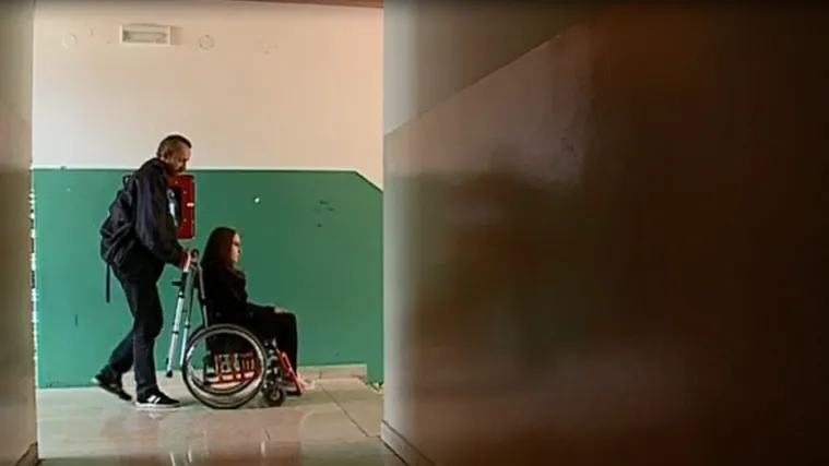 Požrtvovni otac svako jutro nosi malenu Iskru u učionicu, no ova tužna priča ipak ima sretan kraj