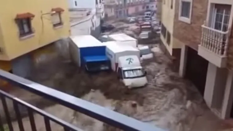 Poplave nosile automobile i kamione, poginula jedna osoba