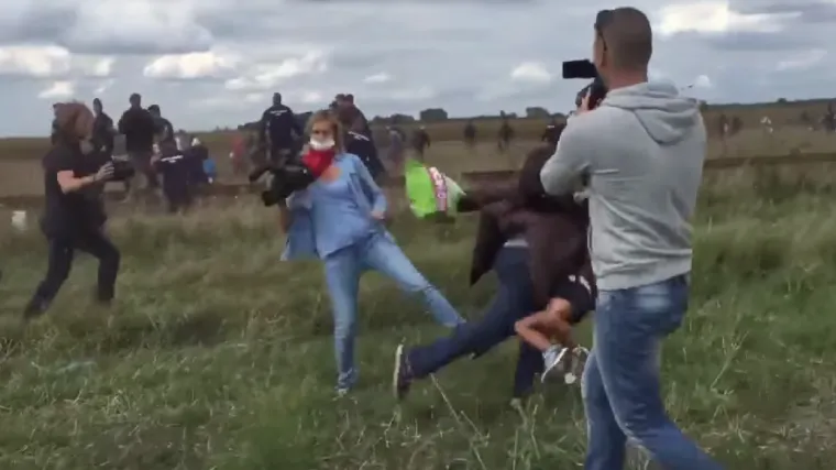 Kamermanka udarala izbjeglice, mu&scaron;karca s djetetom namjerno oborila na tlo