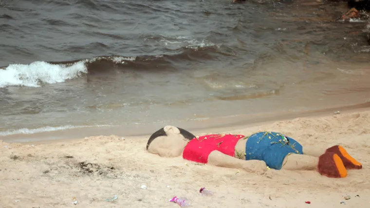 Na plaži na koju je more izbacilo tijelo sirijskog dječačića, osvanula pje&scaron;čana skulptura