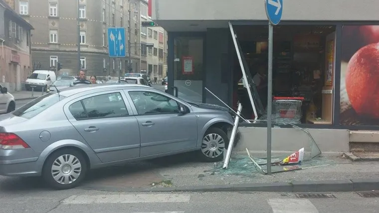Automobilom uletio u trgovinu kako bi izbjegao vozilo koje je pre&scaron;lo u suprotni trak