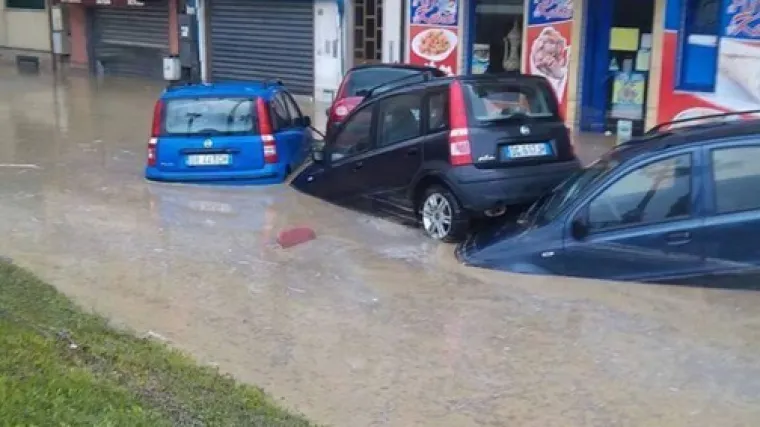 Olujno nevrijeme na jugu Italije: gradovi pod vodom, bujica nosila sve pred sobom