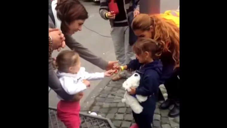 Mala Njemica nesebično dala svoj slatki&scaron; maloj Sirijki