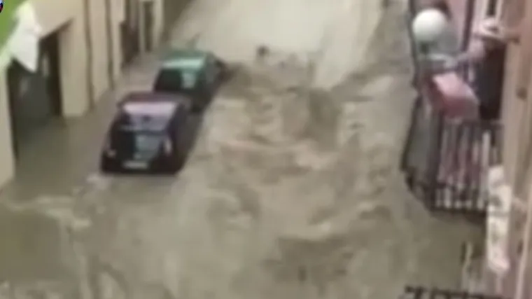 Gradovi pod vodom, bujice razbacale automobile