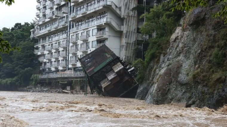 Japan se bori s poplavama, voda nosi kuće!