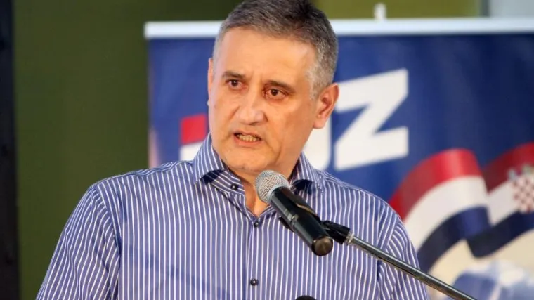 "Ponaša se kao pomahnitali Djed Mraz"