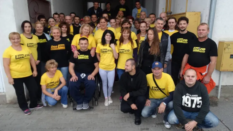 Živi zid spriječio deložaciju Osječanke Nade Pavlović, izvikivalo se: 'HDZ mafijo, SDP mafijo'