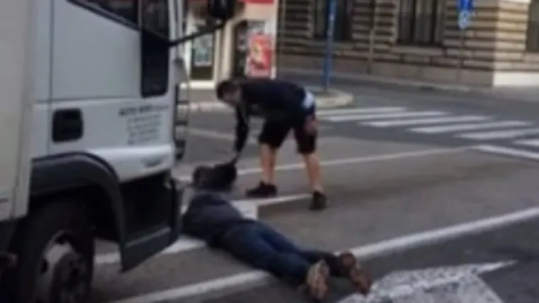 Mladić legao pred kamion i vikao: 'Vozi preko mene, danima nisam jeo, ne daju mi raditi'