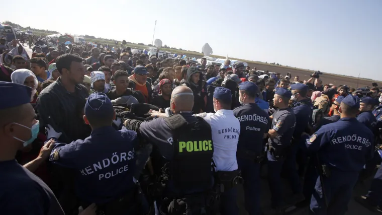 Užasavajuća snimka obišla svijet: mađarski policajci hrane izbjeglice kao životinje u toru