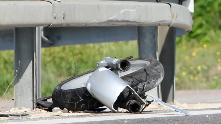 U sudaru tri motocikla i auta poginula je jedna osoba