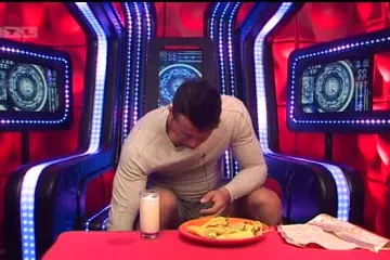 Ervin zaplakao od jedenja ljutih papričica