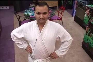 Mika zavodnički gleda u kameru